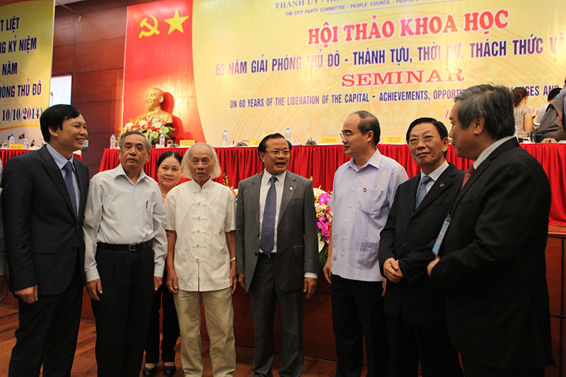 trao đổi trong giờ giải lao